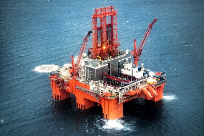 The semisubmersible rig West Phonix drills the northern Barents Sea.