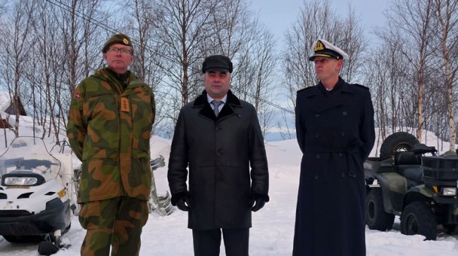 General Bernt Iver Ferdinand Brovold (left), General Sergey Kudryashov and Rear Admiral Trond Grytting (right).